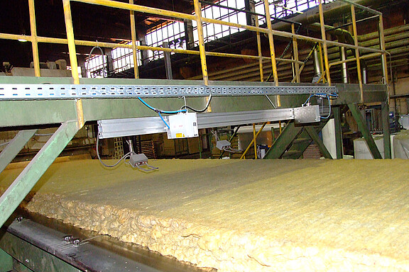 Thickness measurement of mineral wool